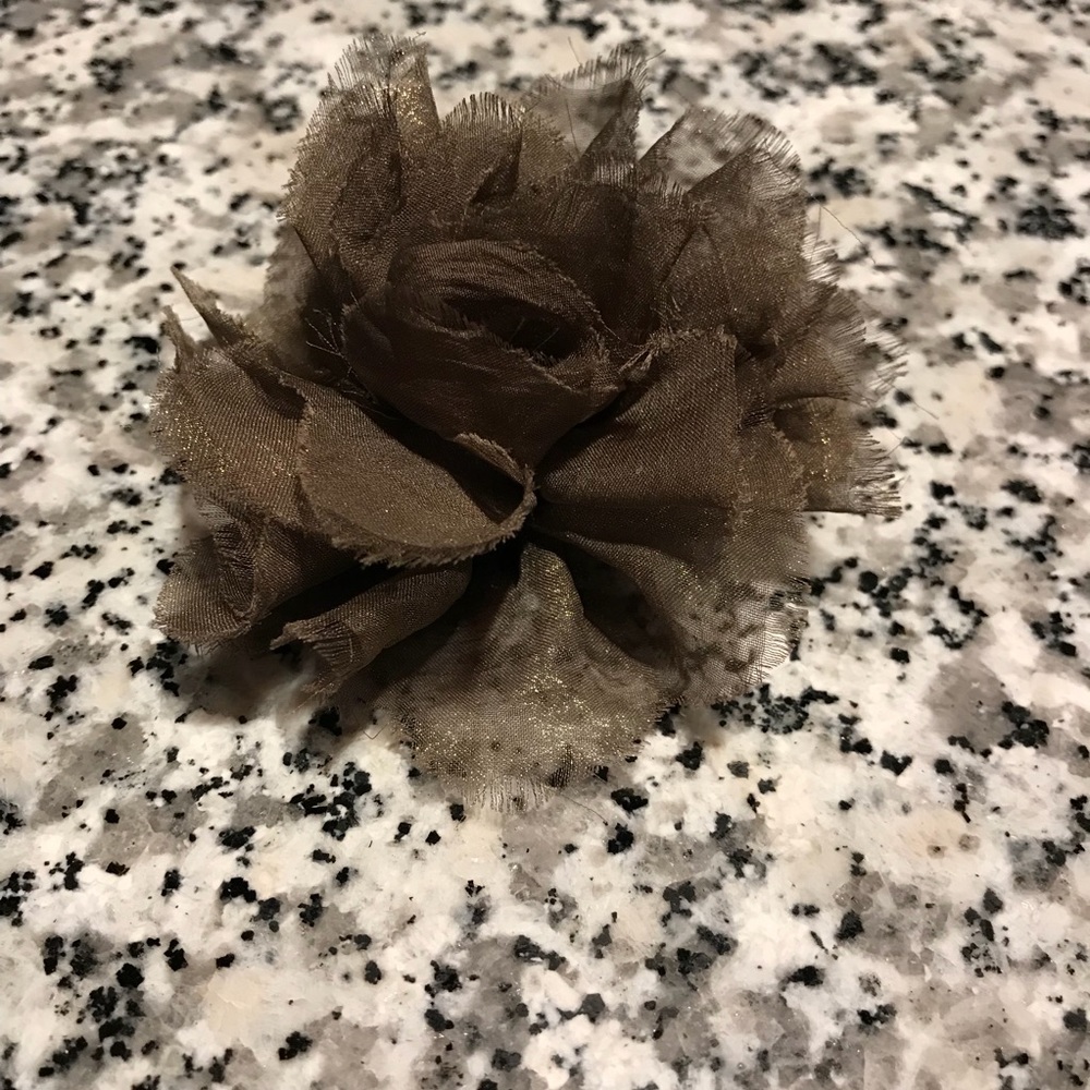 GUESS Shimmering Brown Flower Hair Clip